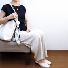 定番バッグをスカーフで華やかに！こなれ感を出す巻き方を紹介