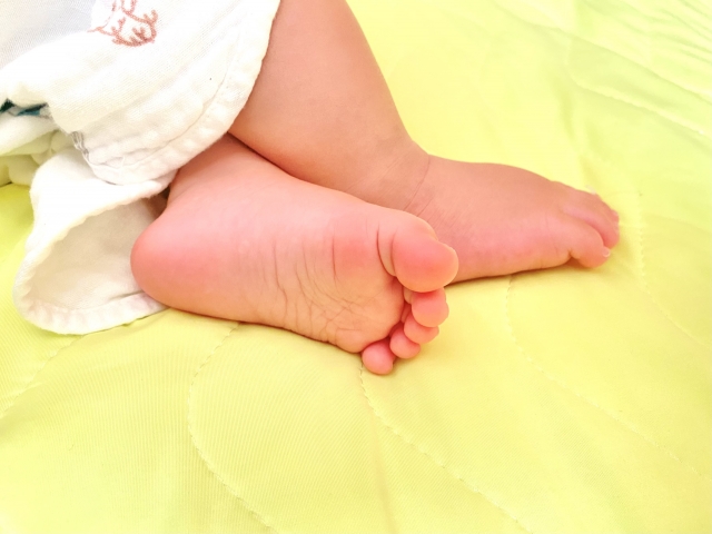 寝ている赤ちゃんの足