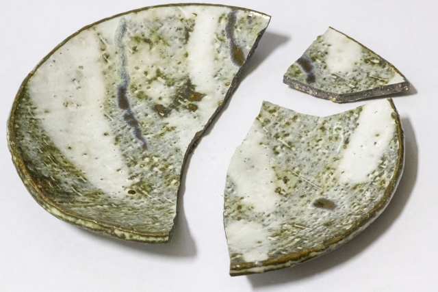 割れた縁起物の皿