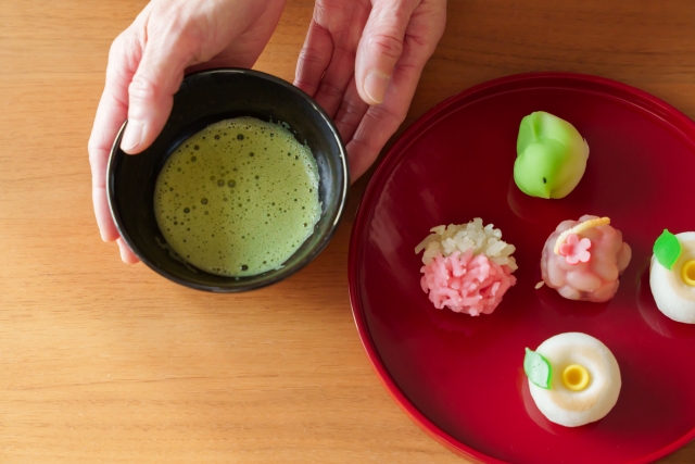 茶道で淹れた抹茶と和菓子