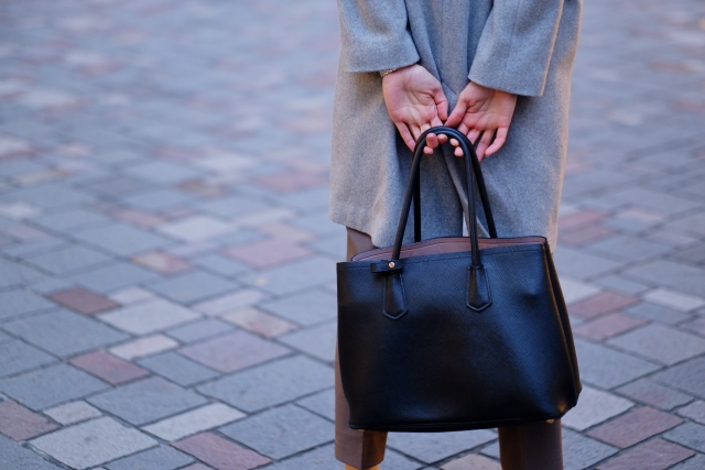 通勤バッグを持つ女性